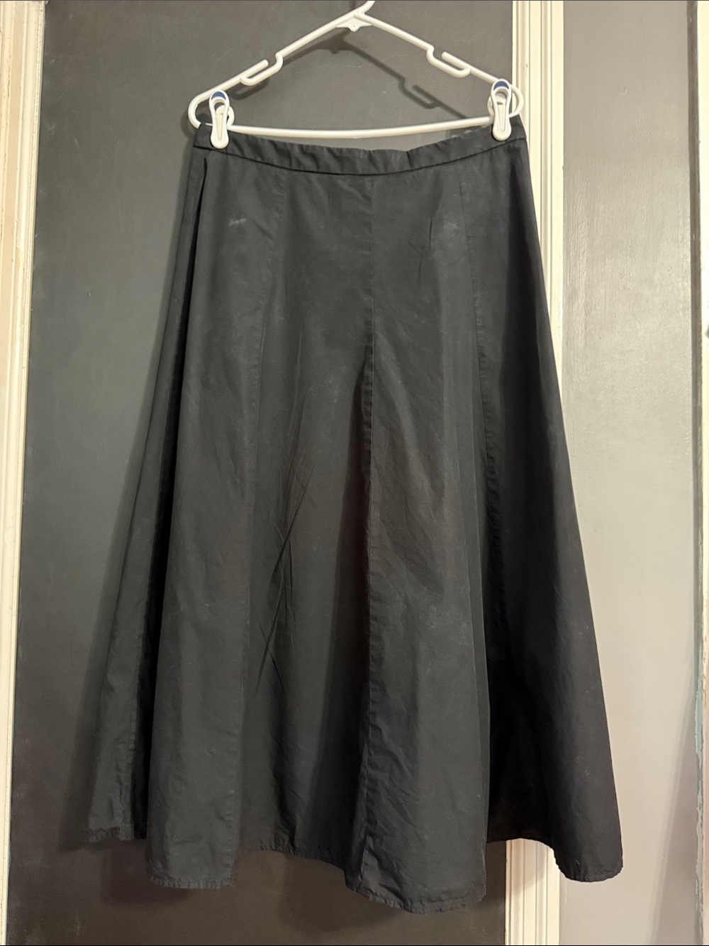 Ann Taylor Full Black Midi Skirt Size: 8 Length: 33”